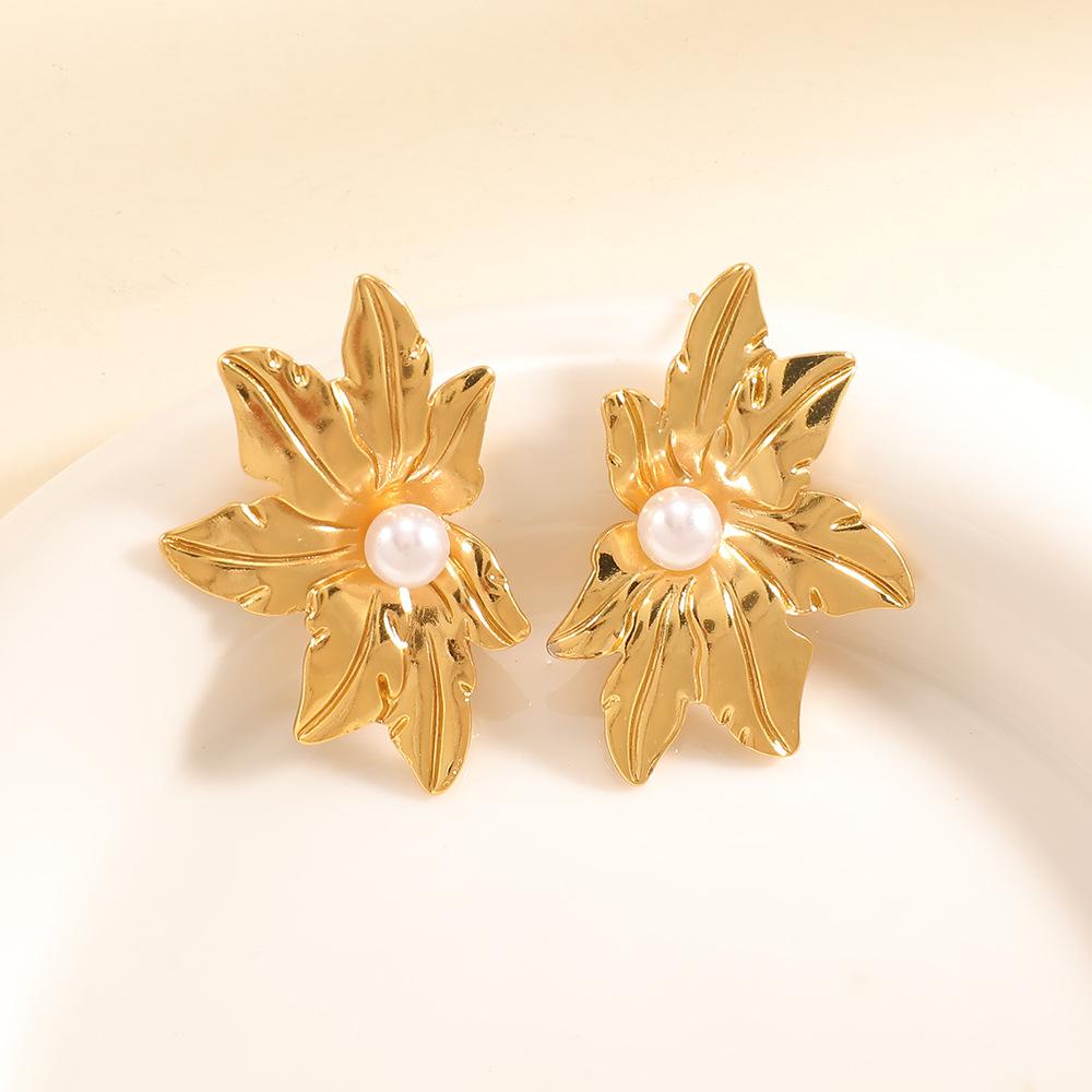 European and American flower earrings retro style pearl earrings women's electroplated stainless steel gold stud earrings light luxury high sense