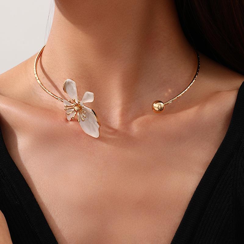 Retro Metal Flower Choker Necklace for Women – Light Luxury Fashion Accessory
