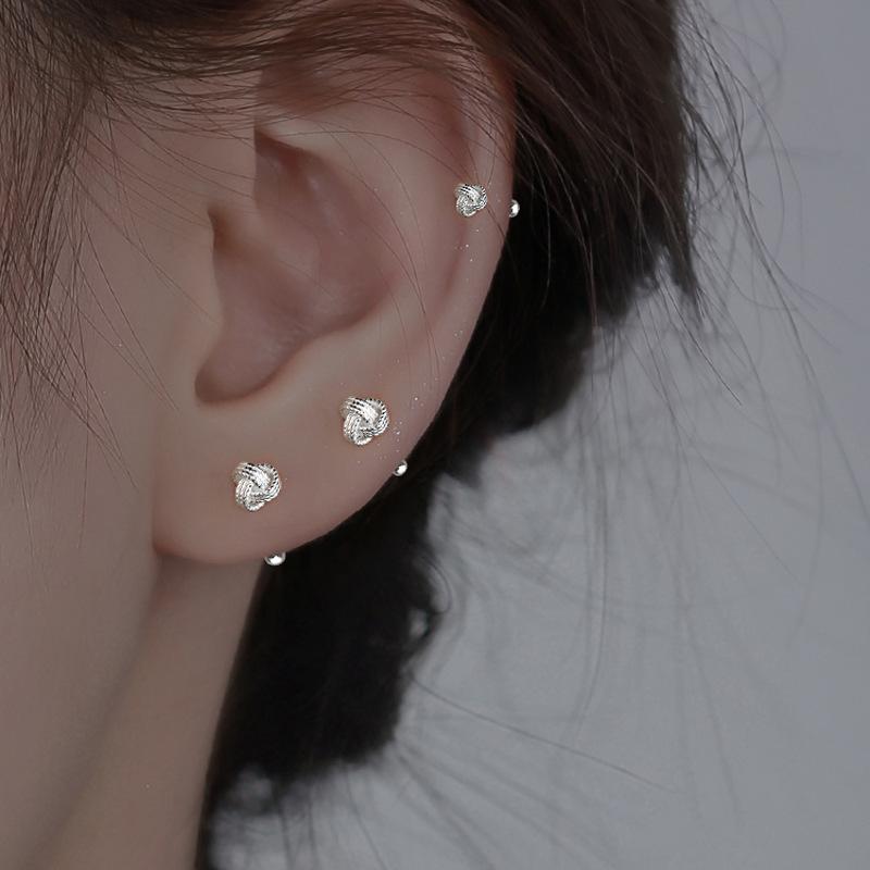 

Серьги-гвоздики с посеребренным покрытием S925, корейская версия, минималистичная текстура, благоприятные круглые серьги, размер Ruyi, завинчивающаяся шпилька с узлом Ruyi