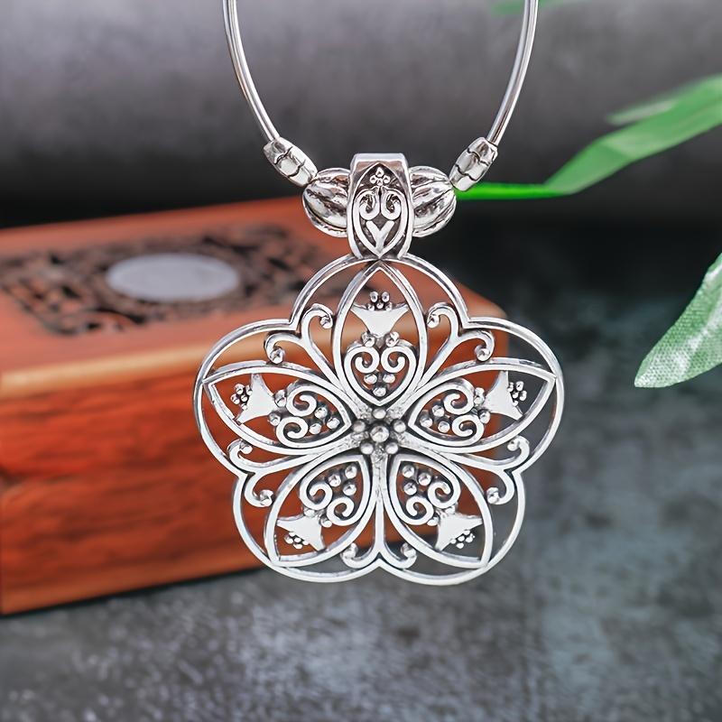 

Vintage Geometric Hollow Flower Necklace For Women, Unique And Creative Pendant Necklace Jewelry