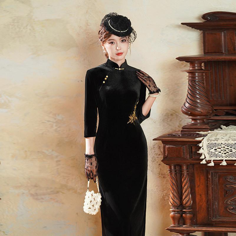 Skinny embroidery black velvet national style new Chinese long-sleeved Suzhou autumn cheongsam improved women's high-end mother outfit