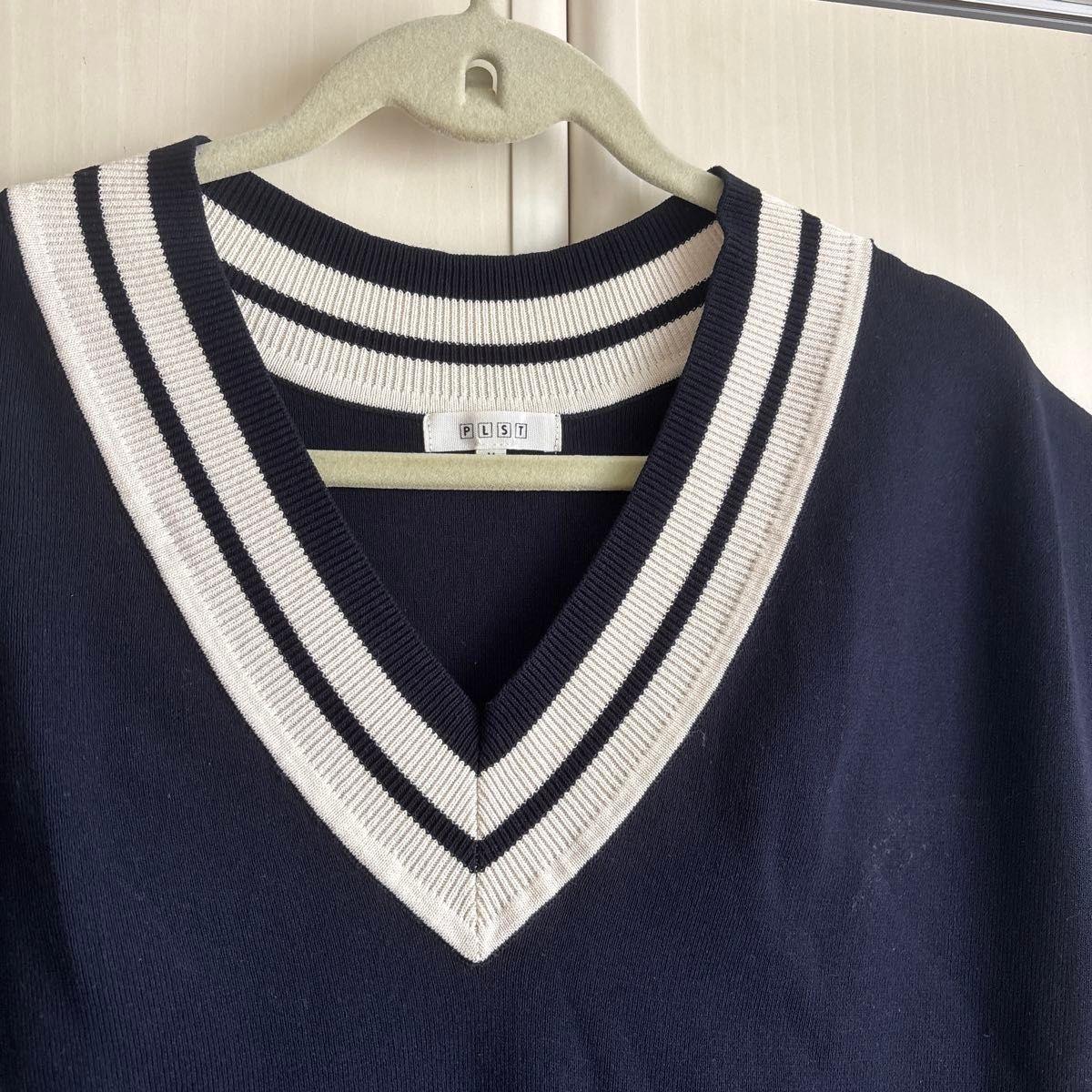Good condition PLST V-neck knit vest navy lined