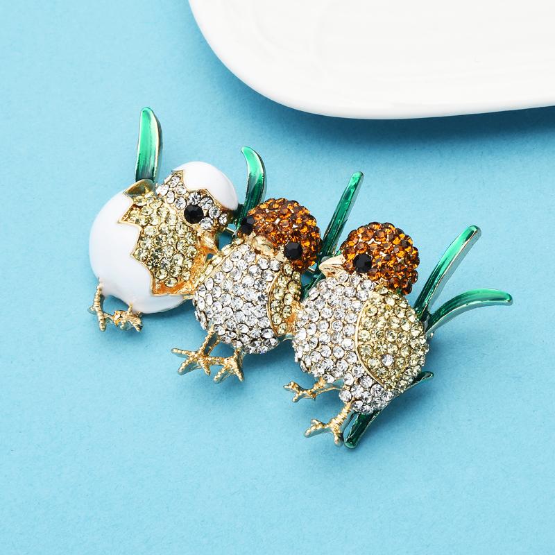 

Брошь в виде цыпленка со сверкающими стразами, булавки, эмалевая зеленая трава, милая маленькая птичка, броши для женщин и детей в подарок
