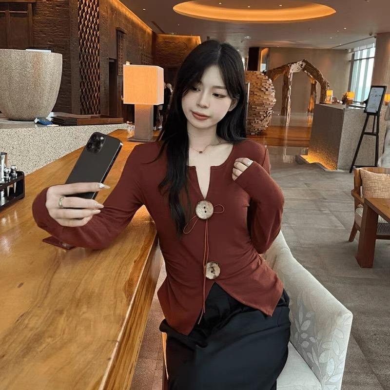 

Элегантная модная повседневная футболка с V-образным вырезом для женщин, длинный рукав, осенние плиссированные футболки со шнуровкой, женская одежда, однотонные облегающие футболки 24834 One Size темно-коричневого