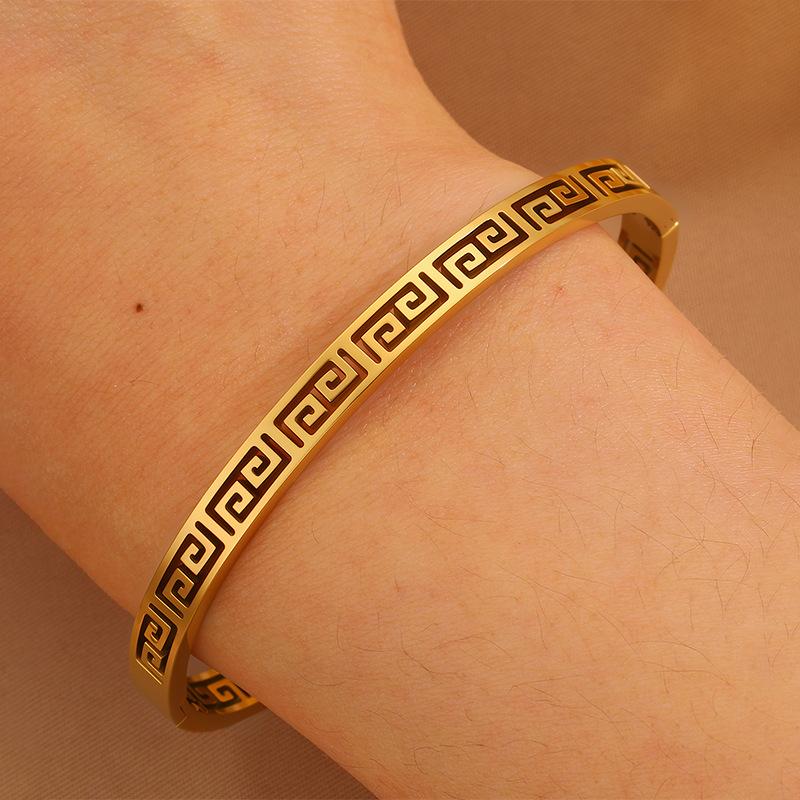 Titanium steel  K electroplated real gold  hollow Great Wall pattern  women's fashion simple non-fading 