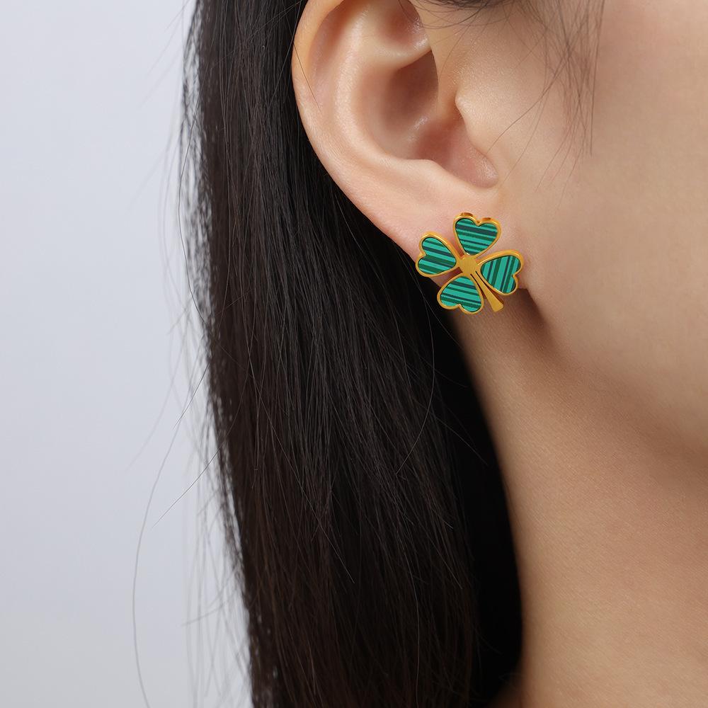 

Маленький свежий пасторальный креативный комплект из титановой стали, индивидуальный ретро-дизайн, браслет с четырьмя листьями, ожерелье, серьги-гвоздики