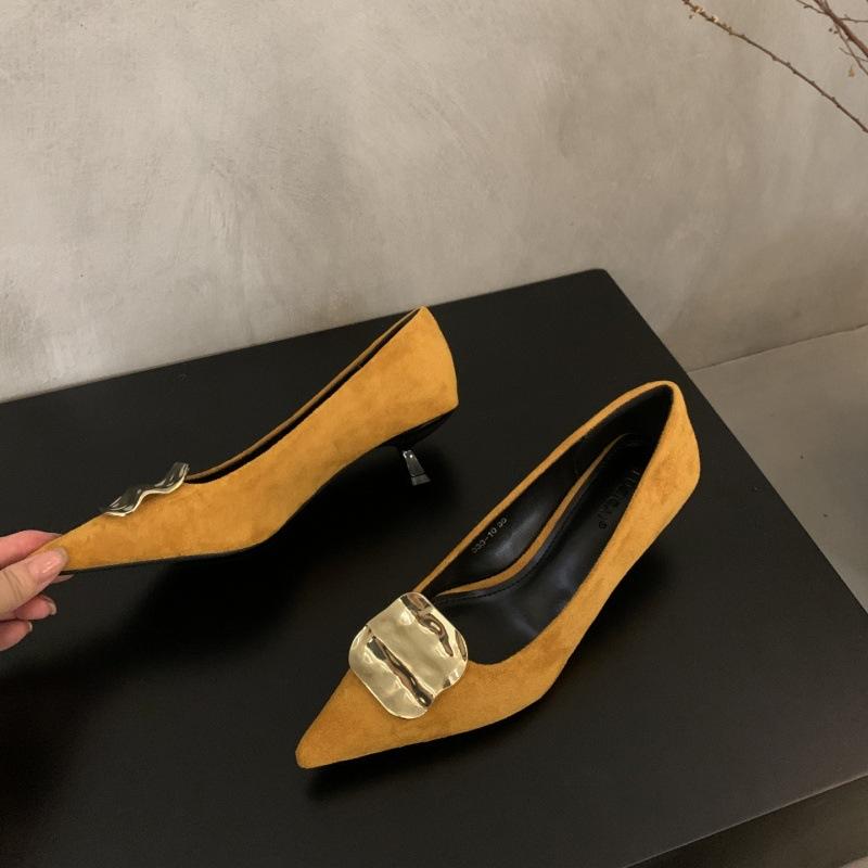 Γαλλικές μυτερές γόβες kitten heel με μεταλλική αγκράφα γυναικείες άνοιξη και φθινόπωρο 2025 νέα σεζόν στιλέτο σουέτ παπούτσια για την εργασία