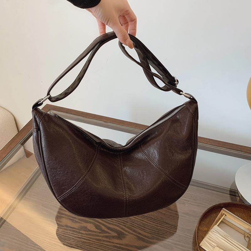 Large capacity bag women's winter new fashion simple shoulder messenger bag commuter casual dumpling bag