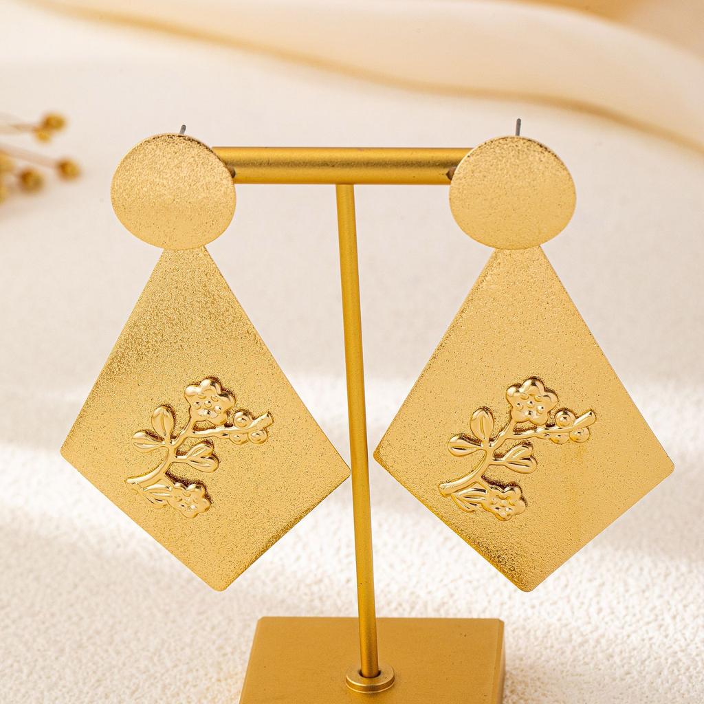 Personalized exaggerated geometric frosted flower print earrings are suitable for women's street parties
