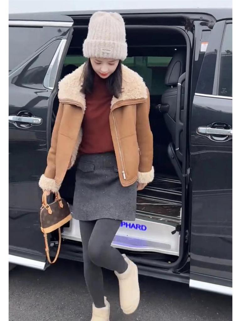 Women's 2024 Winter Lamb Wool Lapel Fur Coat