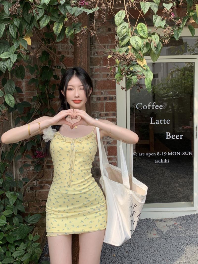 

Желтое платье-подтяжка с цветочным принтом во французском стиле: Борьба со старением, Глубокий вырез, Приталенная талия XL