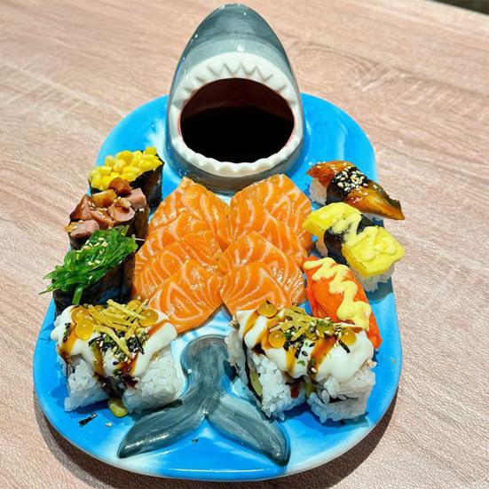 Talerz do sushi w kształcie rekina 3 w 1 Ceramiczny talerz obiadowy z miseczką na sos Uchwyt na pałeczki do sushi Tacka na jedzenie Bezpieczny w kuchence mikrofalowej