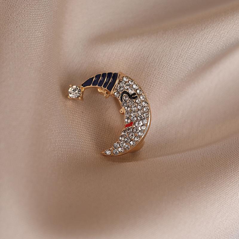 

Брошь Улыбающаяся Луна Продвинутый Смысл Легкая Роскошь Милая Женская Креативная Булавка Застежка Анти-свет Корсаж на Вырез Декорация для Одежды