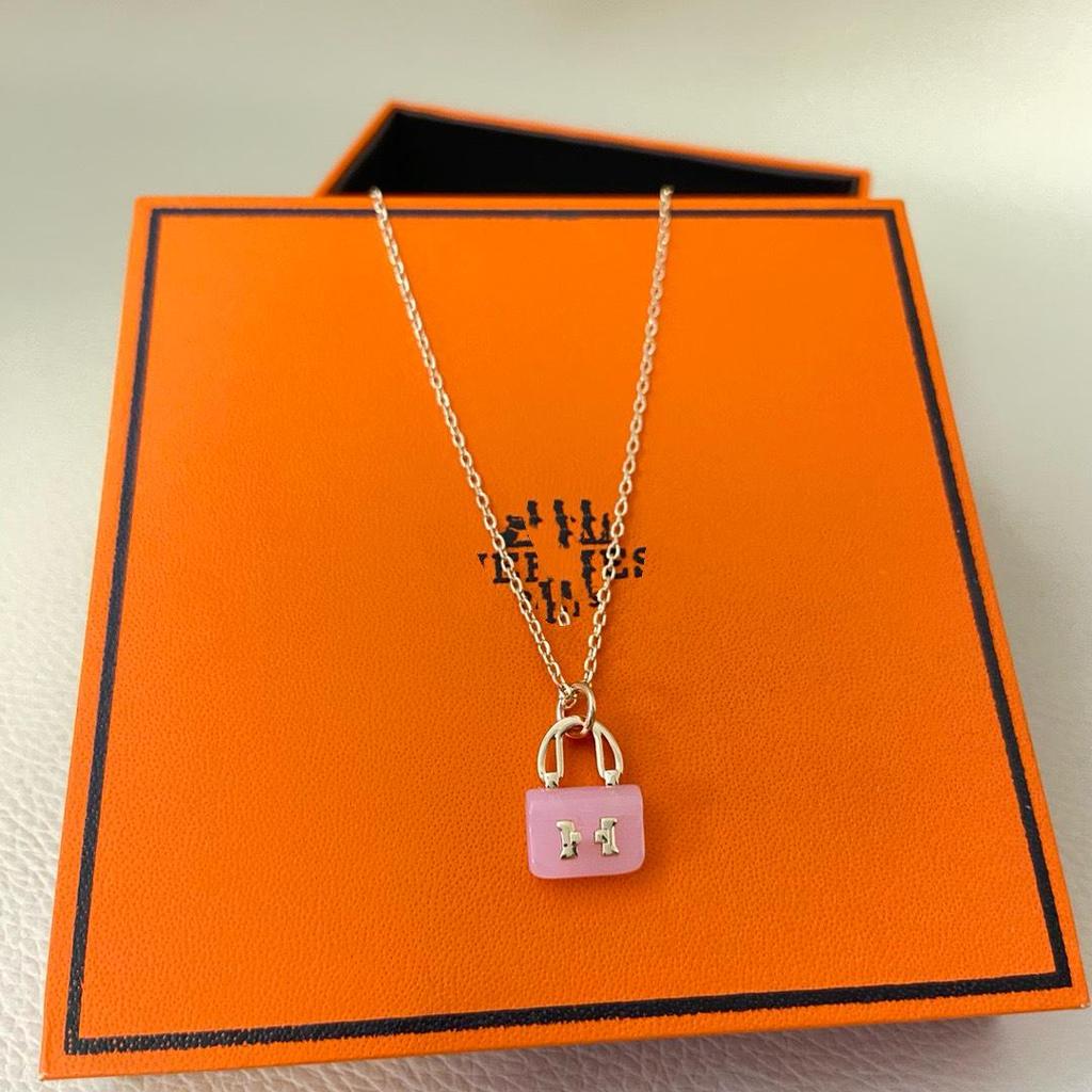 Halskette mit rosa Kristallanhänger im H-Stil und Kelly-Taschen-Design