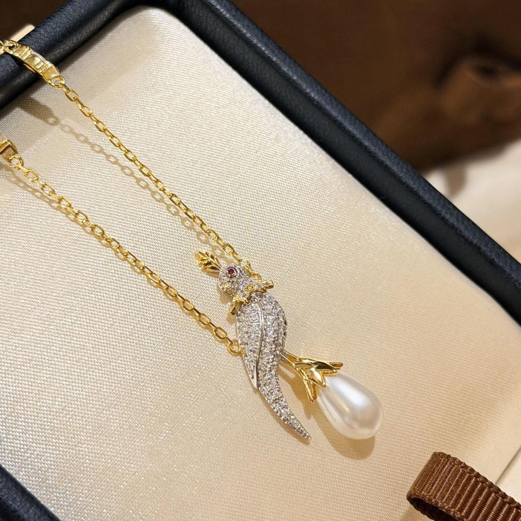 High End Customized Luxury New Water Droplet Pearl Parrot Necklace Inlay Process Non Allergic Gift Pendant Daily Outfit for Birthday Party