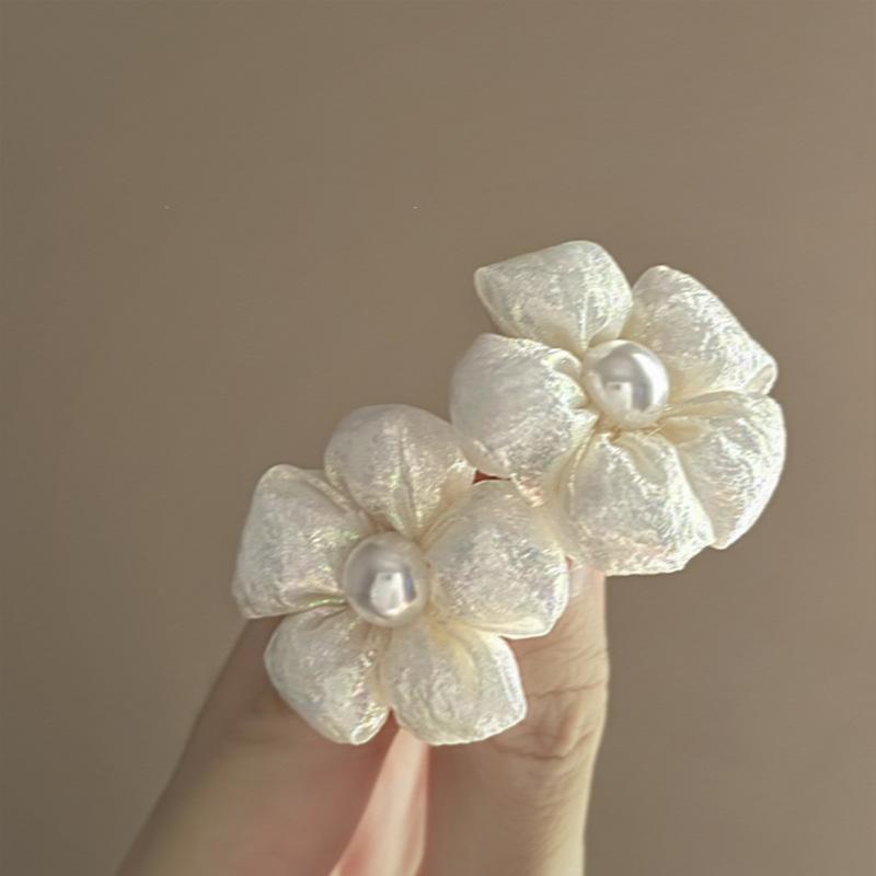 

Белые серьги-пусеты с жемчугом, летние маленькие свежие и милые серьги, модные универсальные серьги с высоким чувством стиля