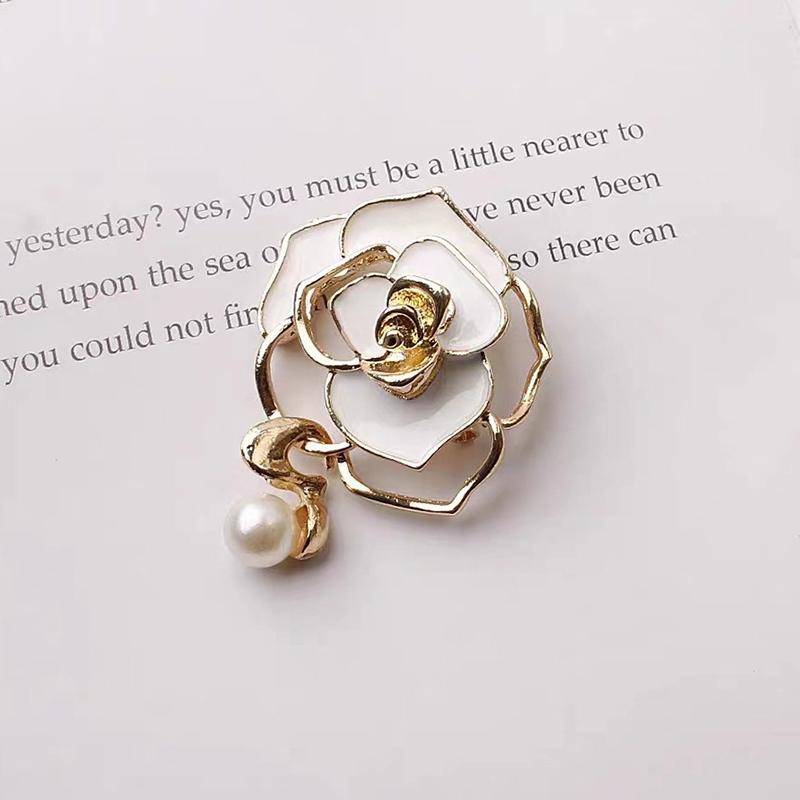 Elegant White Black Camellia Flower Brooches Pins For Women Beautiful Flower Plant Dressing Clothes Corsage Jewelry Accessories