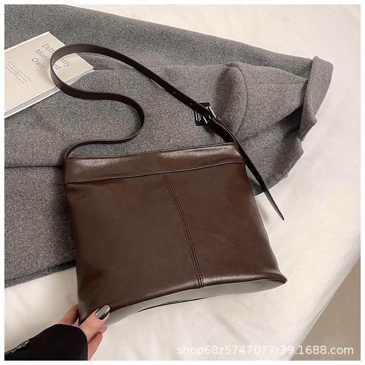 Simple and large-capacity commuter tote bag women's 2025 new autumn and winter retro Maillard shoulder messenger bag