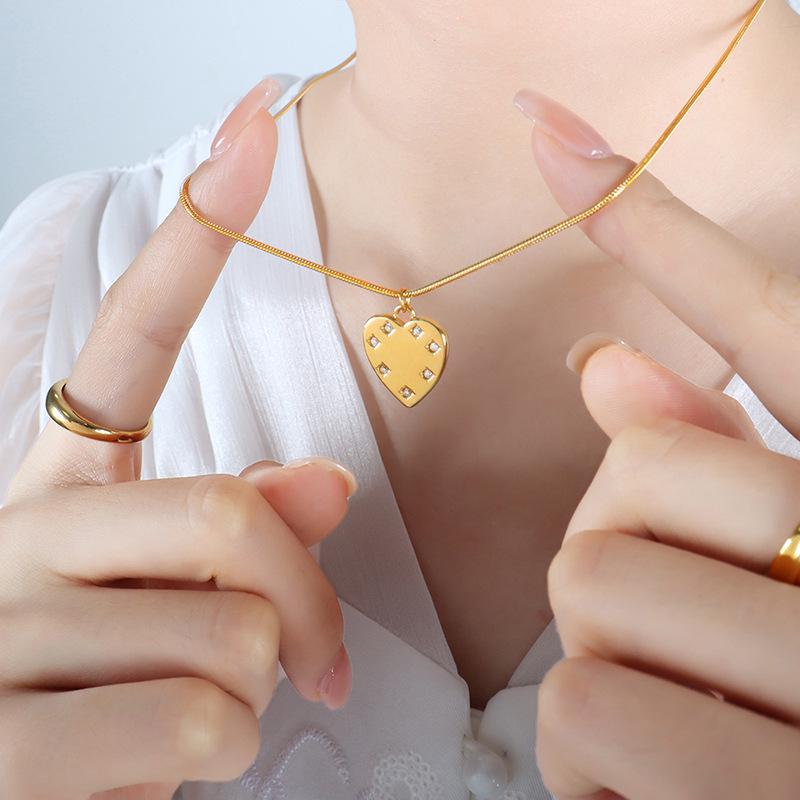 Versatile French Heart-Shaped Clavicle Necklace: Light Luxury Titanium Steel Jewelry for Women
