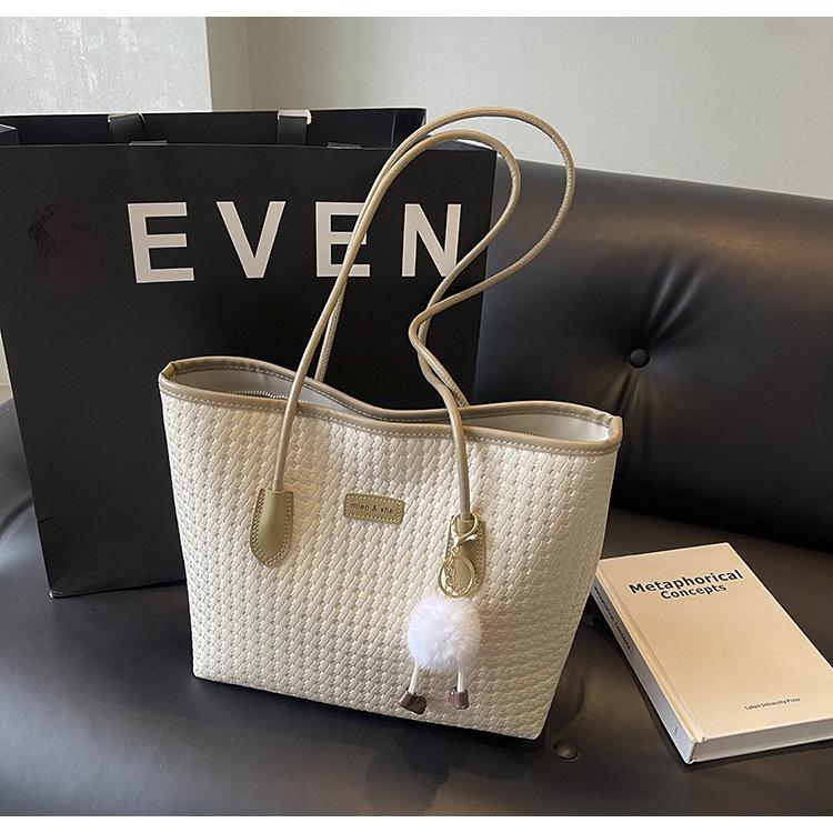 Women's bags, high-end large-capacity bags, autumn and winter new fashionable commuting shoulder handbags, popular woven tote bags