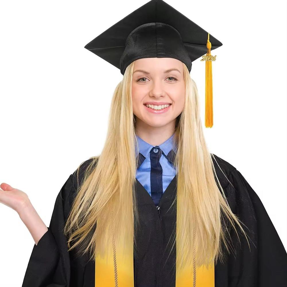 10 borlas doradas elegantes para graduación 2026 con dije del año y fecha para birrete de graduación.