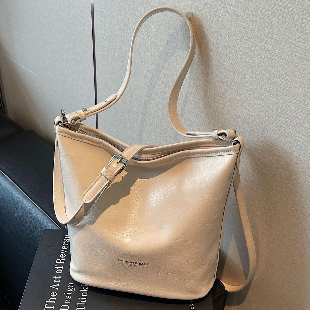 Large capacity fashion tote bag women's new retro commuter underarm bag women's niche shoulder messenger bag