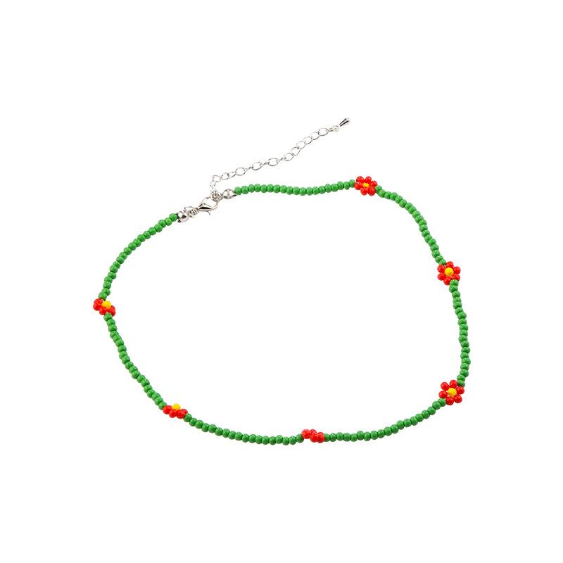 Eine farbenfrohe kleine Blume und eine grüne Perlenkette für Damen, eine erfrischende Sommer-Schlüsselbeinkette