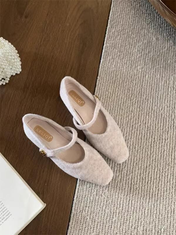 

Gray woolen French temperament low heel fluffy single shoes women 2025 new fairy evening breeze velvet Mary Jane shoes 40 абрикосовий