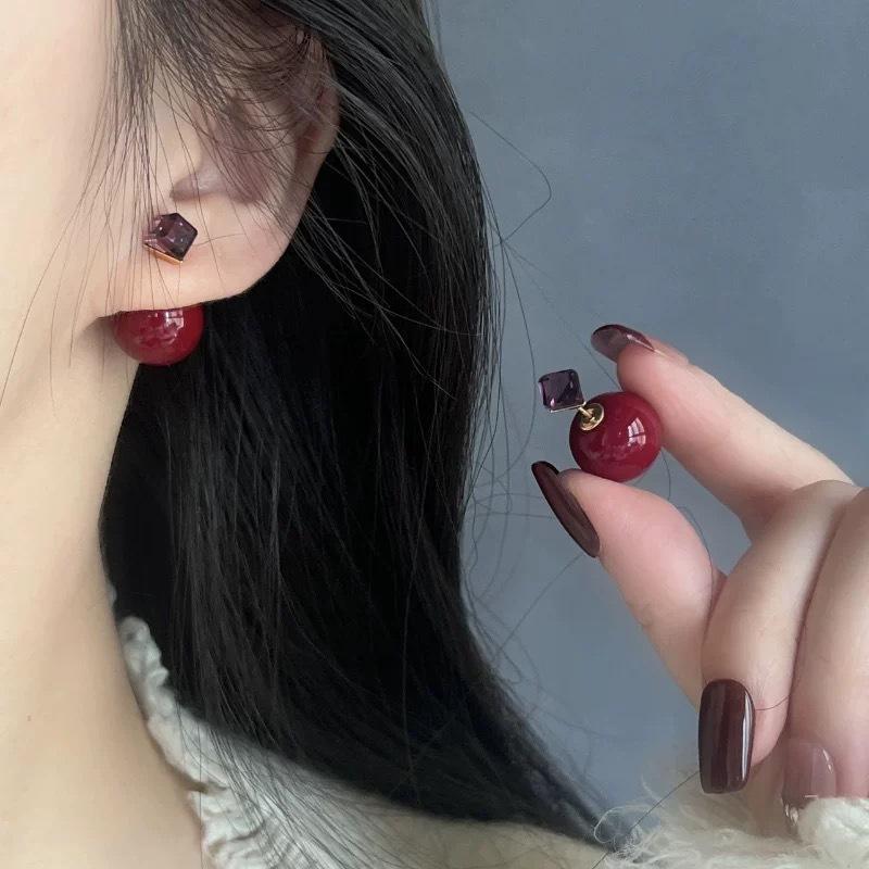

Silver Needle Autumn and Winter Ankola Retro Burgundy Ball Earrings New Versatile Two Wear Diamond Earrings Women