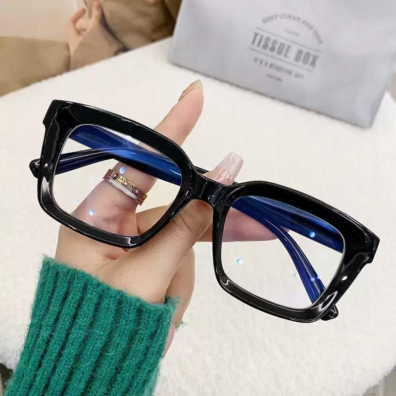 Ultra-Light Tea-Colored Photochromic Myopia Glasses for Women – Trendy Square Transparent Frames, High Aesthetic Bare-Faced Look.