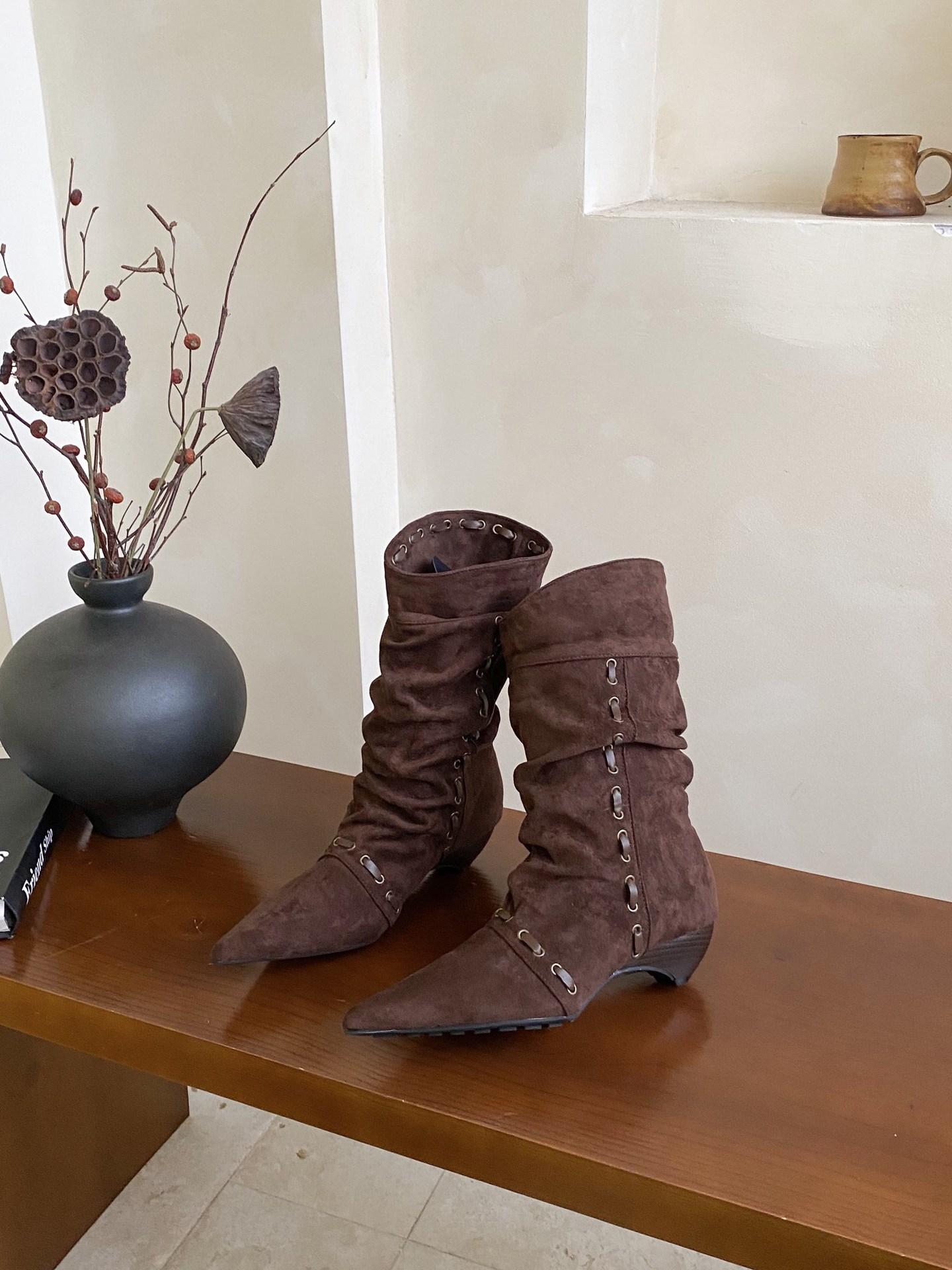 

2025 new European and American style hand-tied thread pointed thick heel suede short boots 39 темно-коричневого