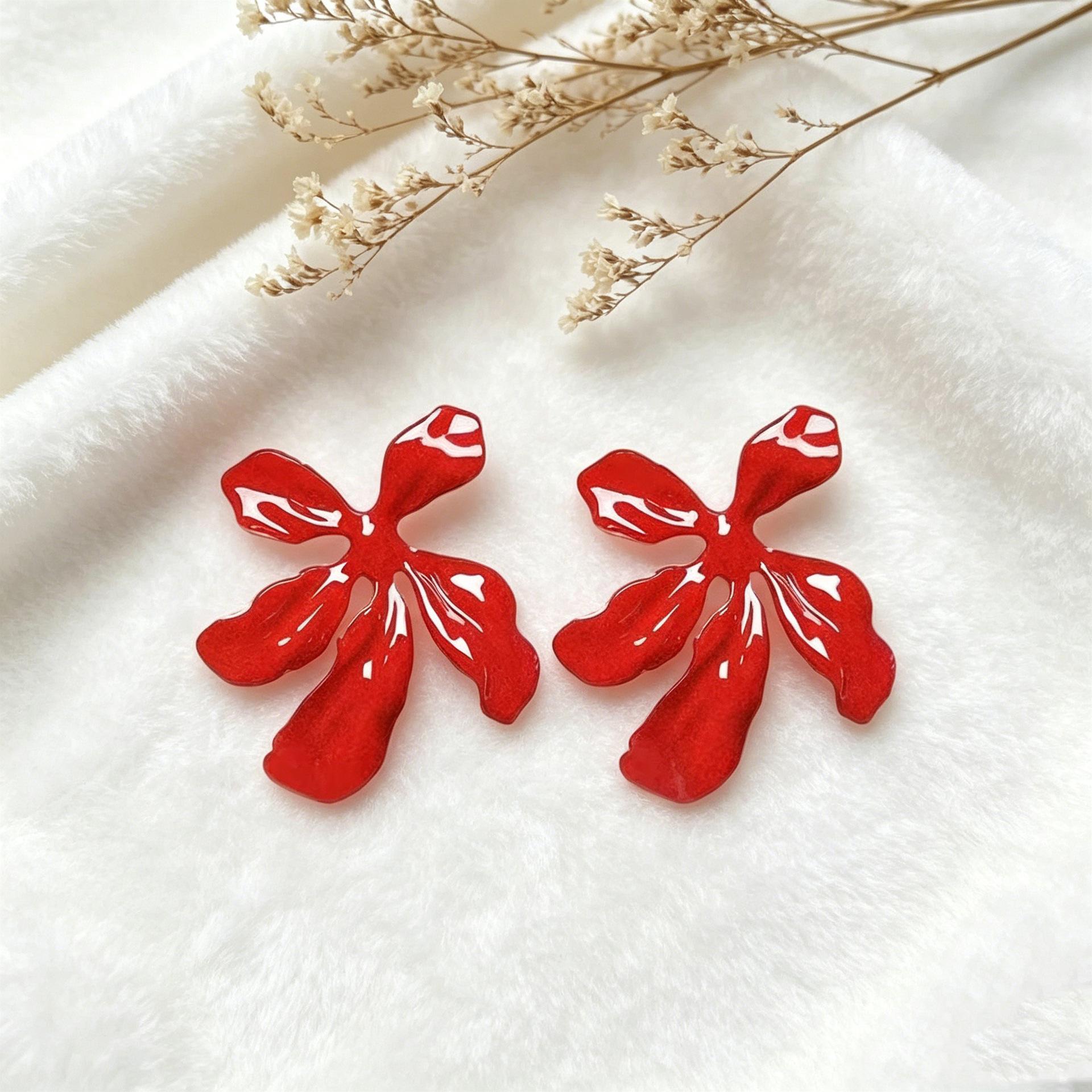A Pair of European and American Iris Flower Stud Earrings, Design Earrings, Pleated Flower High-end Earrings. красный