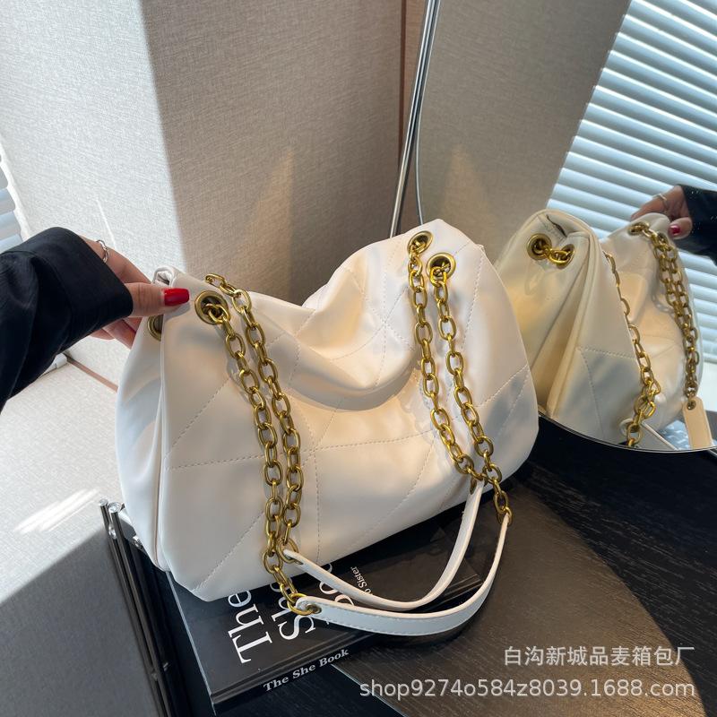 

French niche fashion chain underarm shoulder small bag women s bag 2025 new trendy foreign texture messenger bag