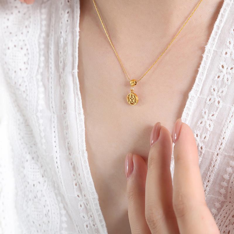 Élégant Collier Pendentif Double Bonheur ajouré en Acier Titane Or 18K - Chaîne de Clavicule Style Chinois Rétro pour Femmes