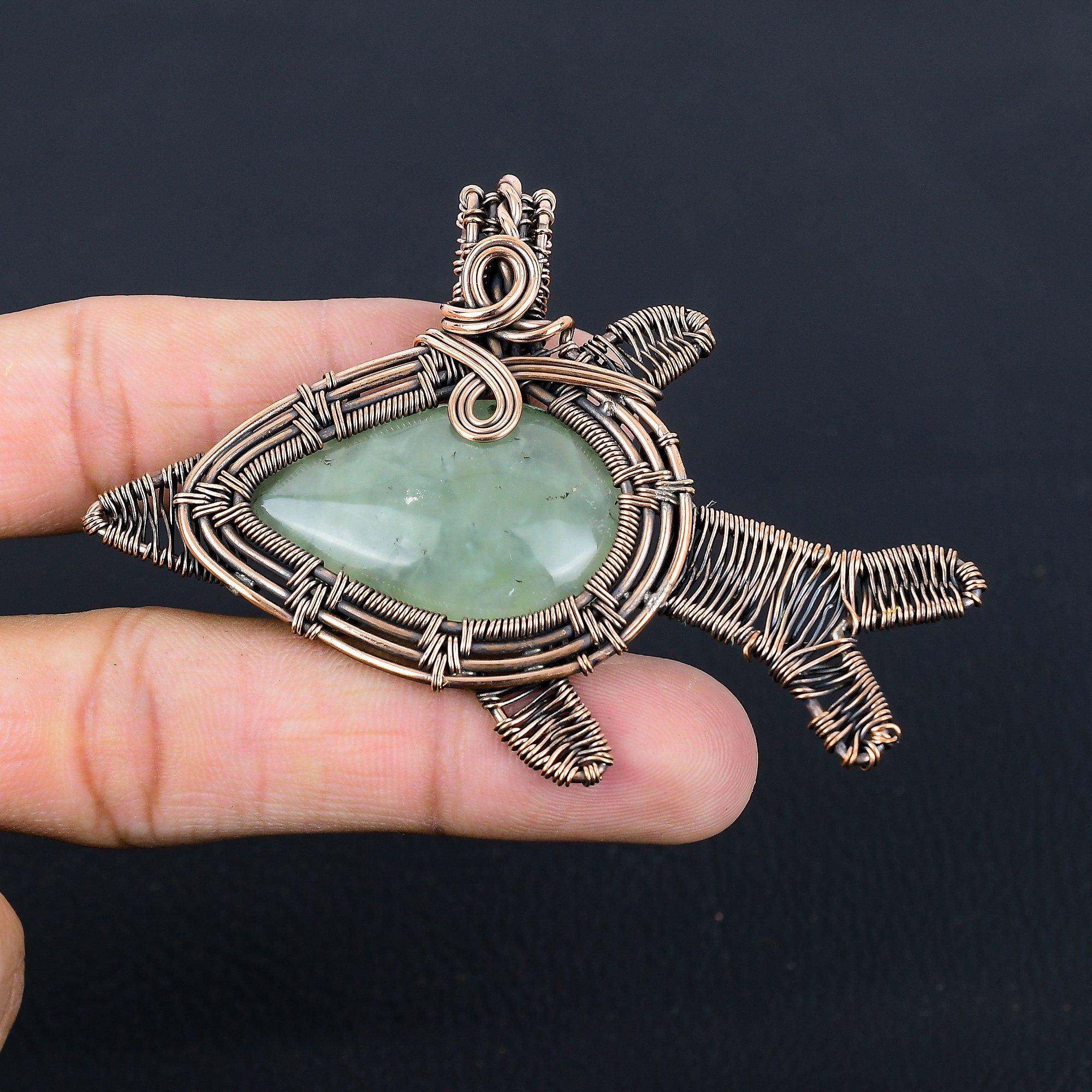 

Красивый пренит драгоценный камень ручной работы из чистой медной проволоки, обернутый рыбой, кулон, ювелирные изделия 2.44 Inches зелёный