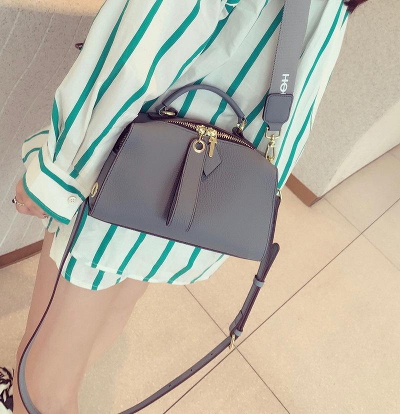 2026 New Leather Women's Bag Square Foreign Style Pillow Bag Versatile Fashion Temperament Portable Shoulder Bag Cross-border Wholesale