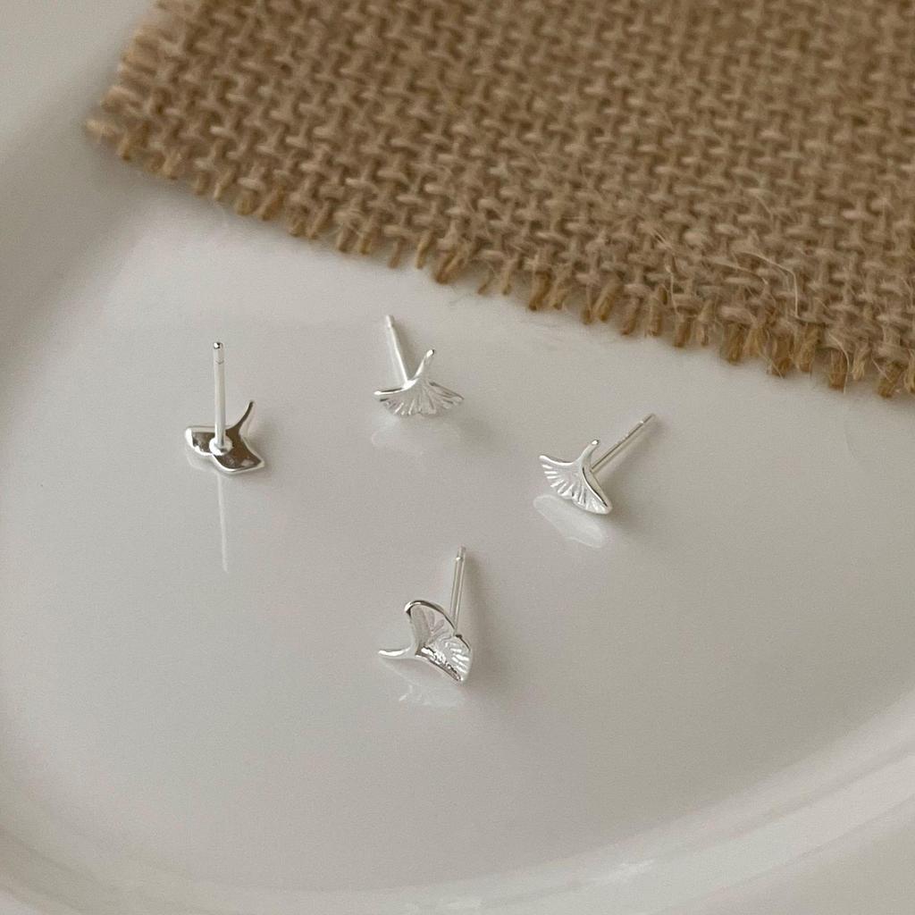 Su Chuang S925 Sterling Silver Ginkgo Leaf Stud Earrings - High-End Niche Design for Girls, Comfortable and Elegant Ear Piercing Care.
