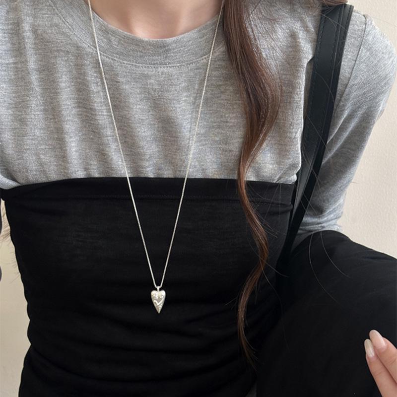 Korean Style Heart Totem Pointed Toe Necklace: Unique Niche Design, Fashionable Clavicle Chain for Women.
