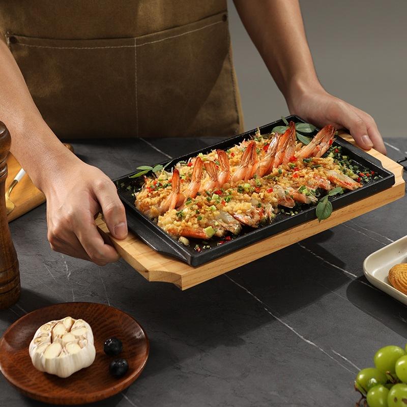 Cast Iron Rectangle Shape Restaurant Barbecue Plate Steak Sizzling Hot Pan Plate with Wooden Base Teppanyaki Grilled Fish Tray