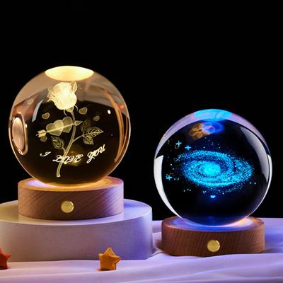 Světlo umělé křišťálové koule Uklidňující kosmické noční světlo Jasné osvětlené hvězdné koule s dřevěnou základnou pro noční stolek