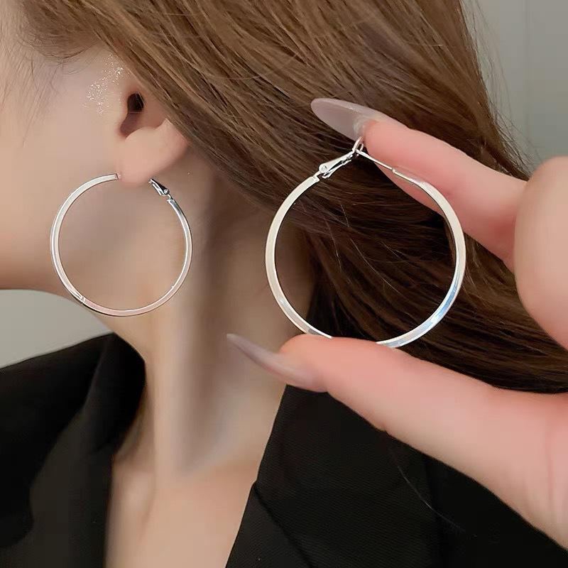 Women's Luxury Textured Metal Hoop Earrings - Versatile Niche Design