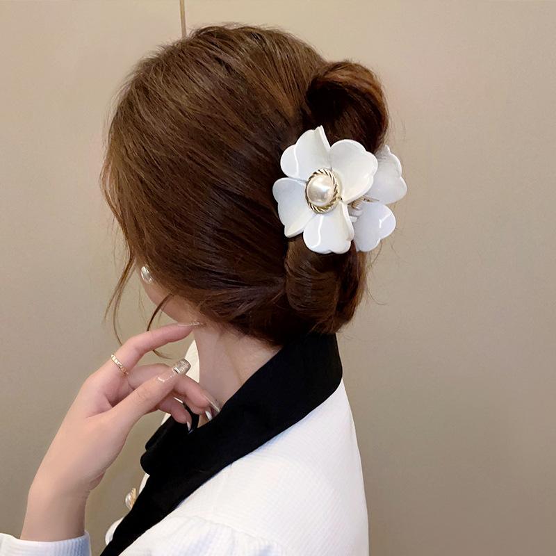 French Romantic Pearl Grab Clip Female Premium Temperament Back Head Hairpin Gentle White Flower Shark Clip Small