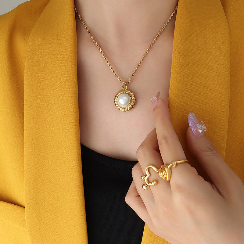 French Neutral Style Personalized Straw Hat Shape Inlaid With Imitation Pearl Design Titanium Steel Necklace Plated With 18K Gold Collarbone Chain