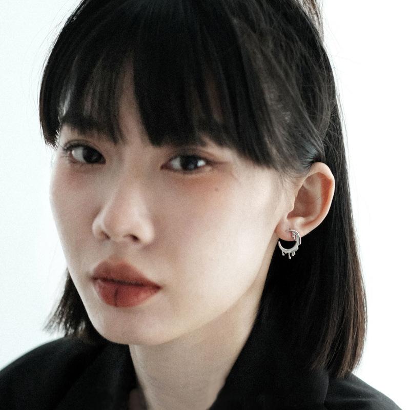 Original Dissolving Moon Stud Earrings Women'S Fashion Exaggerated Cool Personality Design Lava Texture Earrings Early Spring