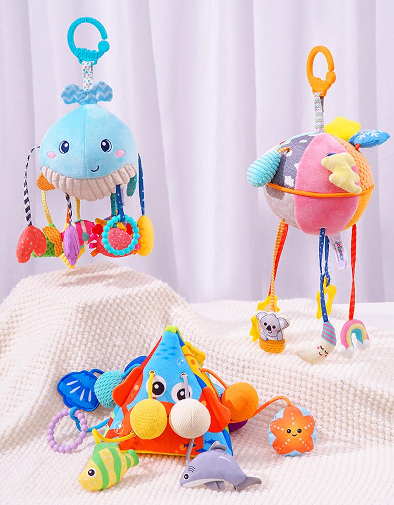 JollyBaby Kinderwagenanhänger: Plüsch Baby Auto Spielzeug & Rassel mit Windspiel