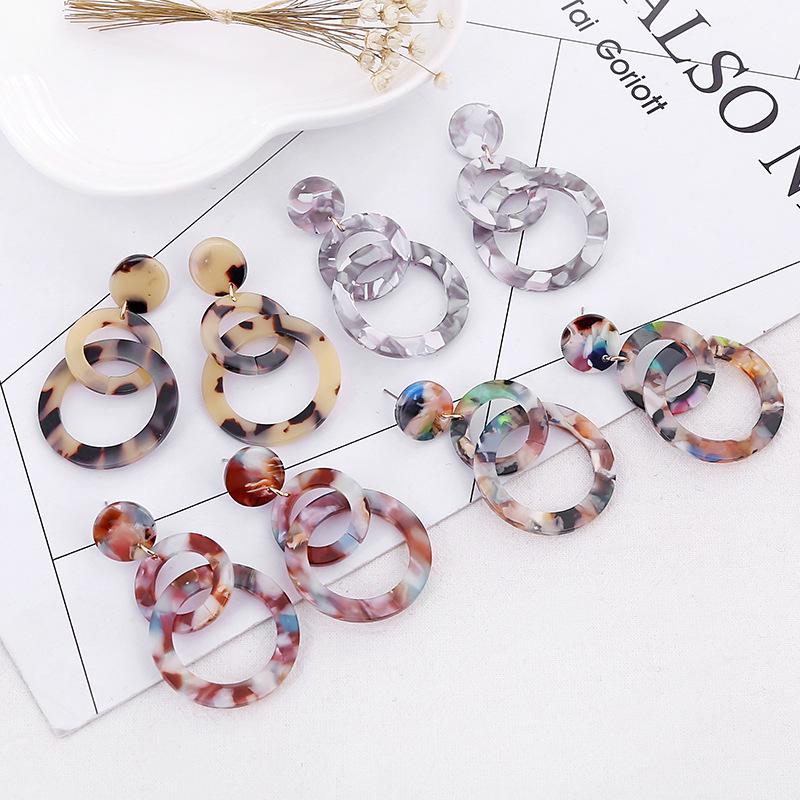 Nouvelles boucles d'oreilles acryliques double cercle imprimé léopard coloré avec boucles d'oreilles de personnalité européenne et américaine exagérée
