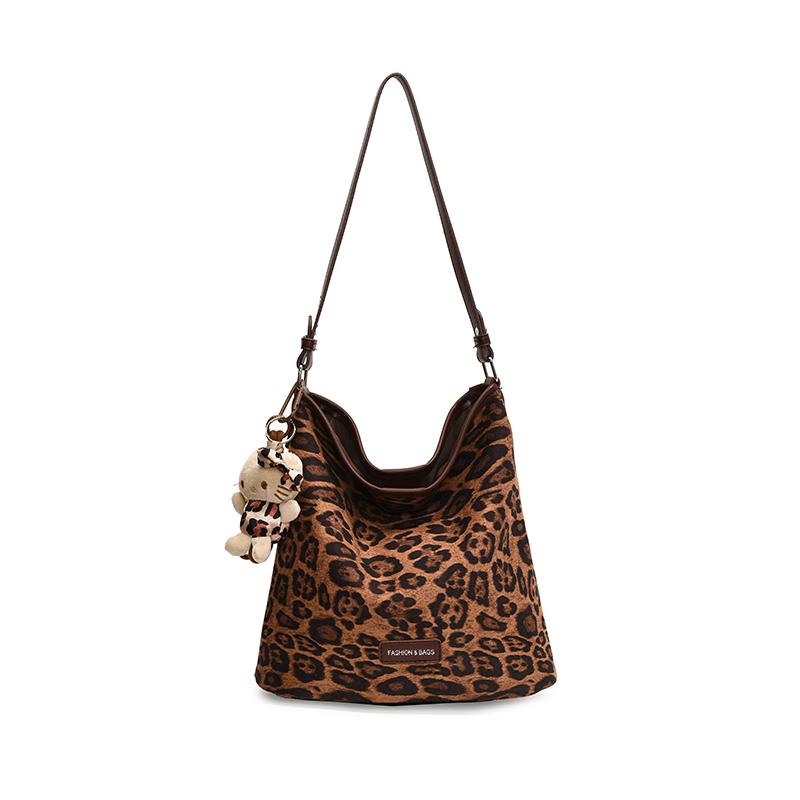 Korean version leopard print bag  winter new fashion versatile suede shoulder bag  large capacity  travel bag