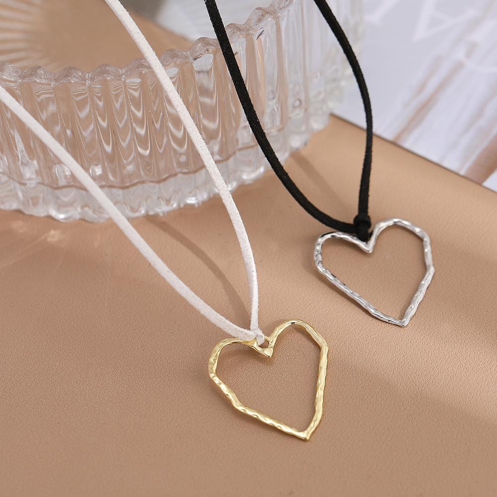 New Goth Black Velvet Big Heart Pendant Choker Necklace for Women Elegant Weave Knotted Bowknot Adjustable Chain Jewelry