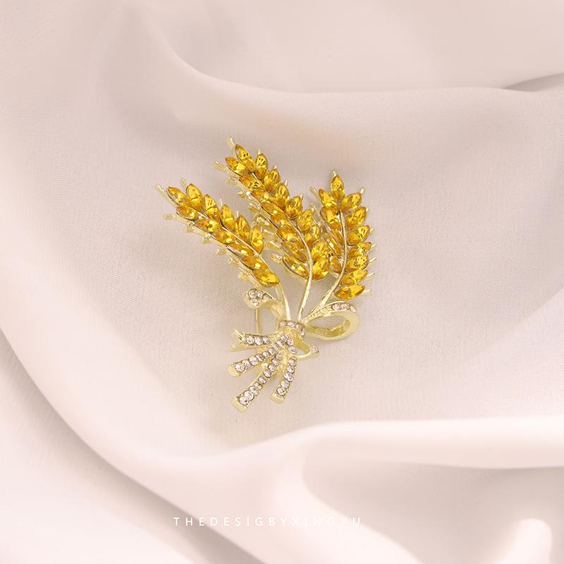 Broche Elegante de Pérola Dourada e Espiga de Trigo: Acessório Versátil e de Alta Qualidade para Mulheres