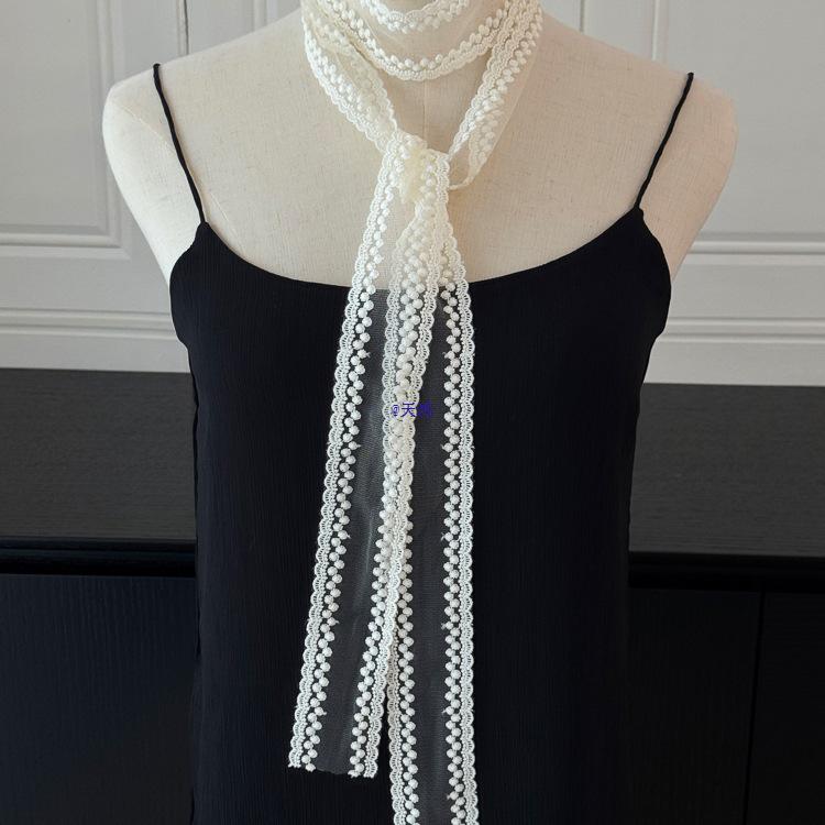 Neues, sanftes Frühlingsoutfit 2025: Langer Seidenschal für Damen mit Spitze, elegantes weißes Halsaccessoire mit Schleife.
